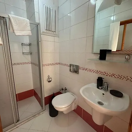 Two Bedroom In Close To Centre *