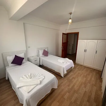 Two Bedroom In Close To Centre Apartment *