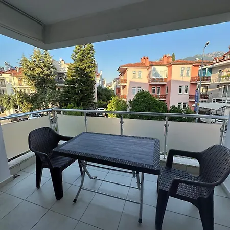 Two Bedroom In Close To Centre Apartment *