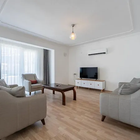 Two Bedroom In Close To Centre *