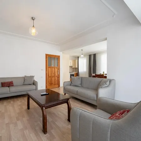 Two Bedroom In Close To Centre フェティエ