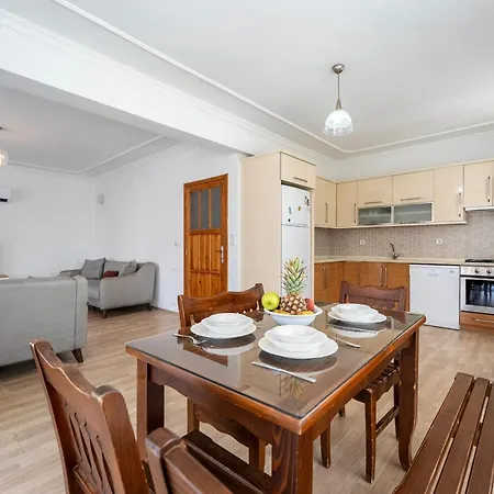 Two Bedroom In Close To Centre フェティエ